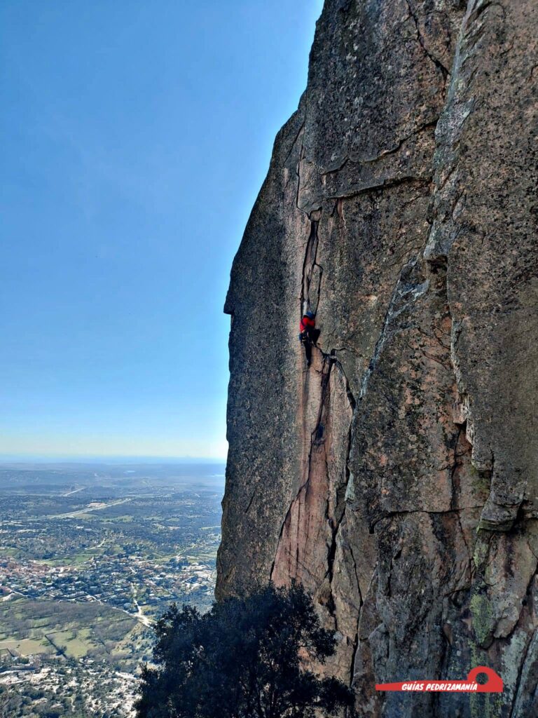Becker-Pérez (Metamorfosis) en la Aguja de los Tres Amigos, La Cabrera (7a)