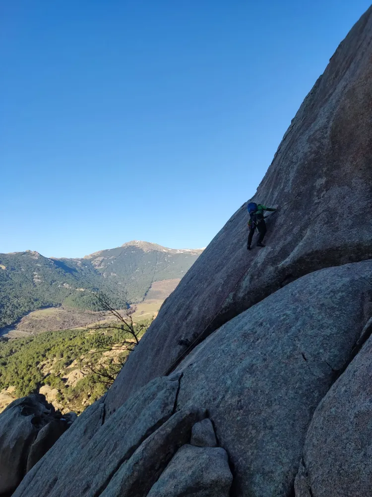 Escalada en Peña Sirio (suroeste)