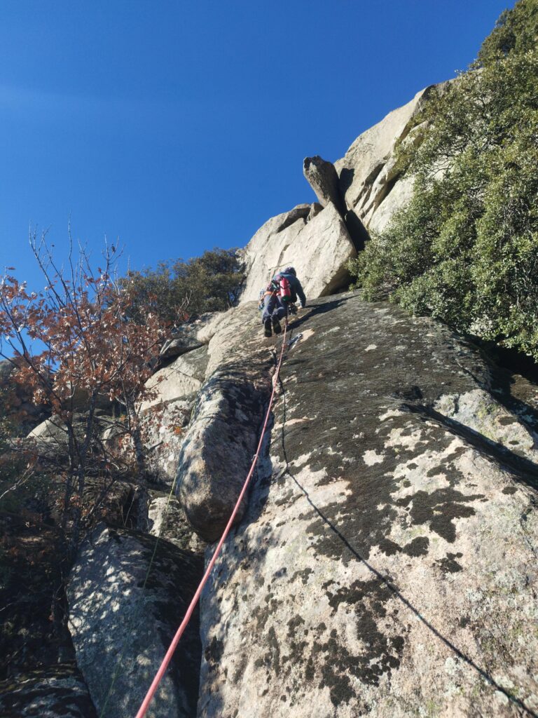Fisura del Manicomio al Cancho de Los Tejos, La Cabrera (7a+)