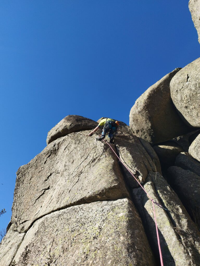 Fisuras Wacha y Chico en el Cancho de Los Tejos, La Cabrera