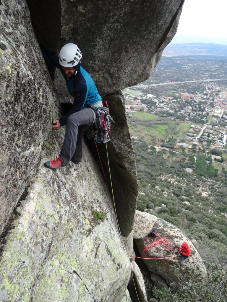 Fisura del Manicomio al Cancho de Los Tejos, La Cabrera (7a+)