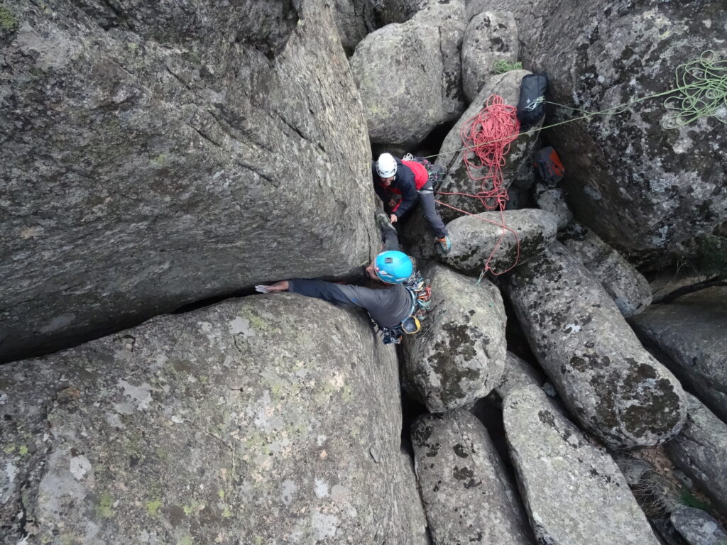 Fisura del Manicomio al Cancho de Los Tejos, La Cabrera (7a+)