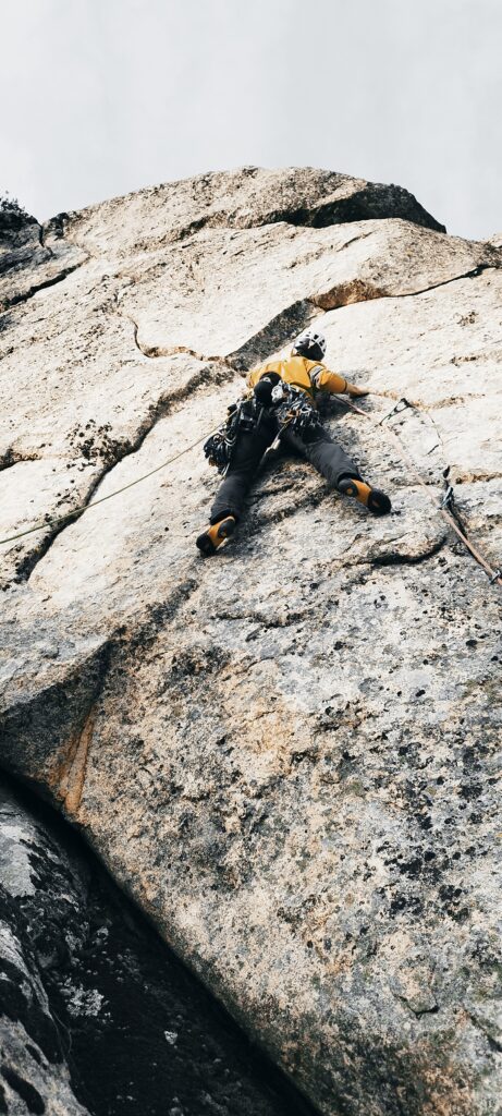 Fisura del Manicomio al Cancho de Los Tejos, La Cabrera (7a+)