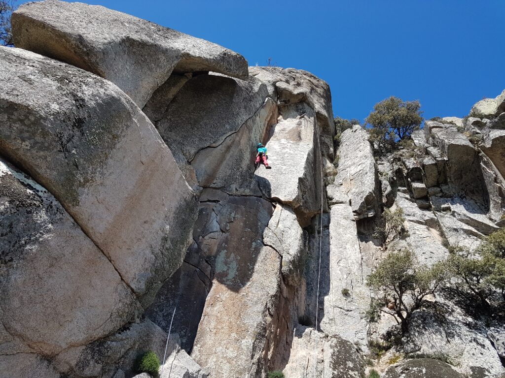 Fisuras en la Peña del Águila, La Cabrera