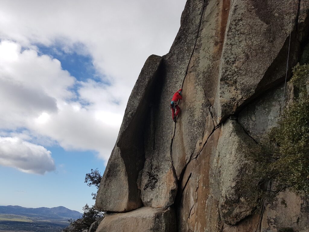 Fisuras en la Peña del Águila, La Cabrera